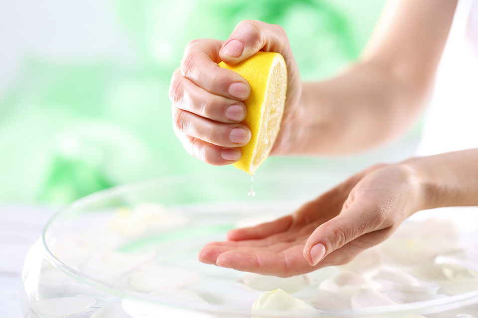 1. Sok z cytryny pozwala pozbyć się pomarańczowych plam i zacieków. Wystarczy nasączyć nim wacik