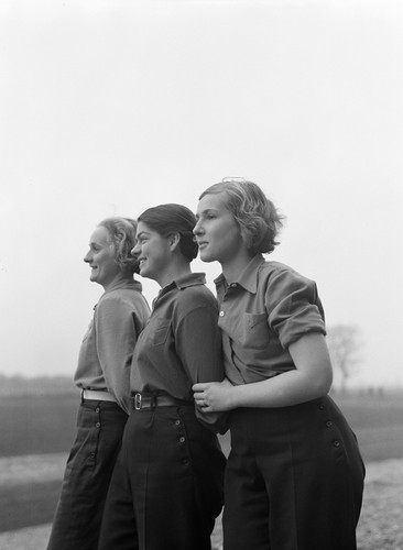 Centralny Instytut Wychowania Fizycznego, w środku Halina Milicerowa, absolwentka CIWF z 1931 (po studiach podjęła tam pracę, a po wojnie była znanym prof. antropologii), Warszawa 1934 (Sygn.190-1328, licencja CC-BY-SA)