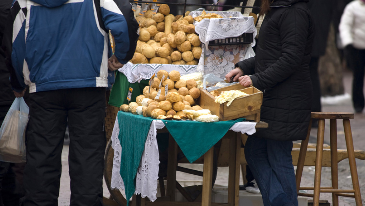 Zakopiańska policja ostrzega przed oszustami, którzy pojawią się pod Tatrami wraz z najazdem turystów na majowy weekend. Oszuści w Zakopanem naciągają na gry hazardowe, fałszywą śliwowicę oraz wirtualne kwatery.