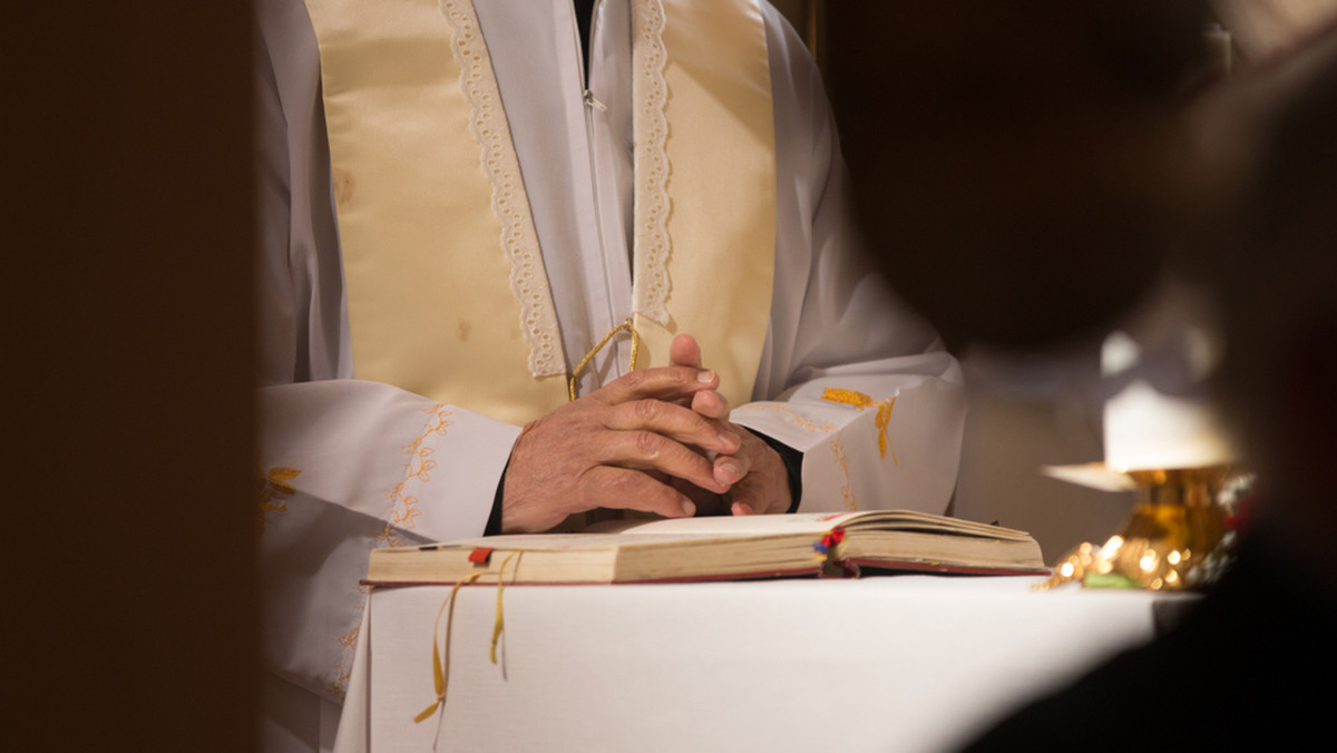 Chodzi o księdza z parafii Niepokalanego Poczęcia Najświętszej Maryi Panny w Chrząstawie Wielkiej, w woj. dolnośląskim. Duchowny, u którego badania potwierdziły zakażenie COVID-19, udzielał komunii świętej w świąteczny poniedziałek. Sanepid szuka wiernych, którzy uczestniczyli w czterech mszach świętych 5 kwietnia. 