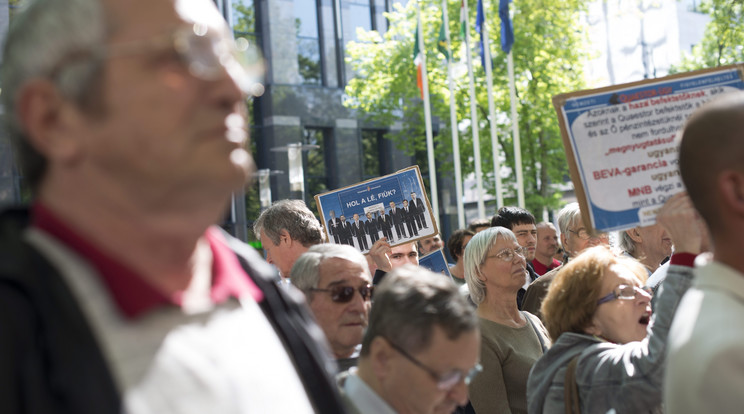 Résztvevők az MSZP Elég volt, Matolcsy! címmel tartott demonstrációján Budapesten a Szabadság téren az MNB épülete előtt /Fotó: MTI - Kallos Bea