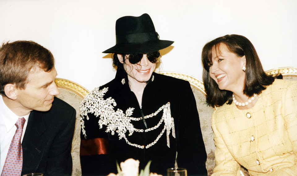Od lewej prezydent Warszawy Marcin Święcicki, Michael Jackson i pierwsza dama Jolanta Kwaśniewska, rok 1996