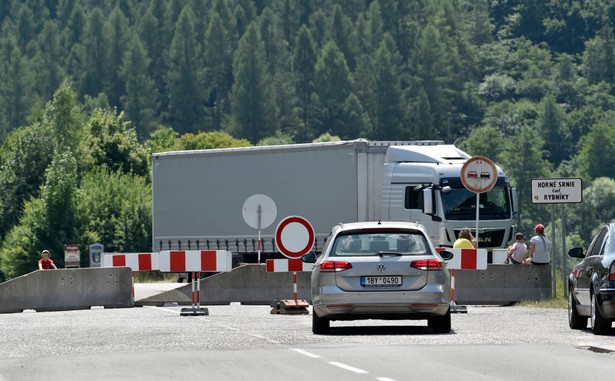 Słowacja zamknęła większość małych, służących głównie lokalnym mieszkańcom przejść granicznych z Austrią, Węgrami i Polską.