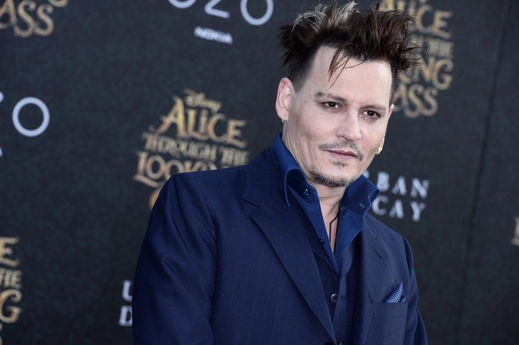 Johnny Depp gra Szalonego Kapelusznika, który jest… jeszcze bardziej zwariowany niż zwykle
