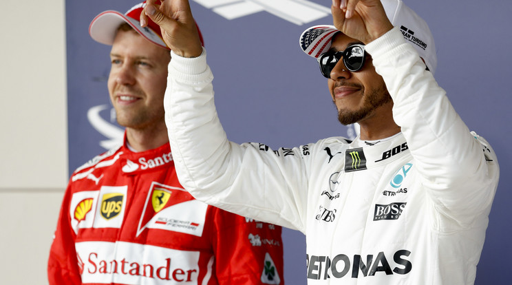 Lewis Hamilton
(elöl) három futammal a vége előtt
hatvanhat
ponttal vezet
Sebastian
Vettel előtt /Fotó: AFP