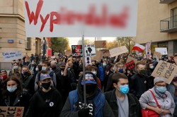 "Precz", czy "żądamy" zamiast wulgaryzmów. Profesor Bralczyk radzi protestującym