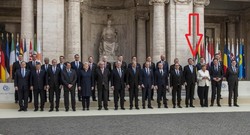 Dlaczego Beata Szydło w Rzymie stała z tyłu? Rozwikłaliśmy zagadkę