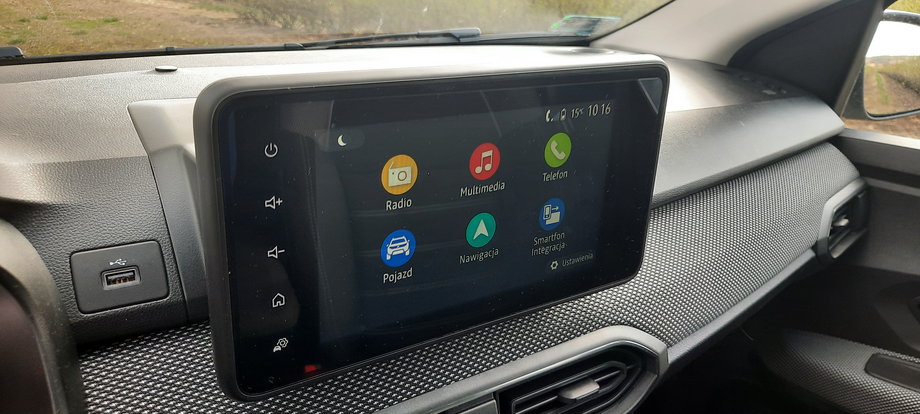 Dacia Jogger ma bardzo prosty system multimedialny, co jednak dla wielu użytkowników będzie zaletą, a nie wadą.