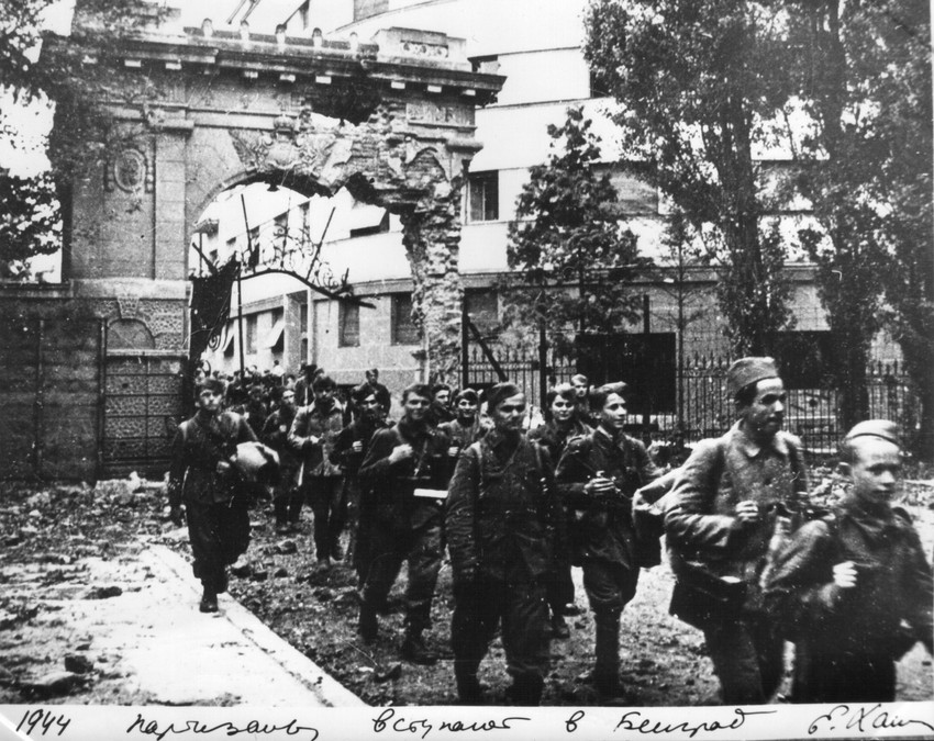 Tokom oslobođenja Beograda poginula su 2.944 pripadnika Narodnooslobodilačke vojske Jugoslavije (NOVJ) i 960 boraca Crvene armije