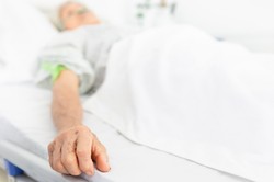 Pacjentka potrzebowała pomocy, wezwała do szpitala pogotowie. Nie żyje