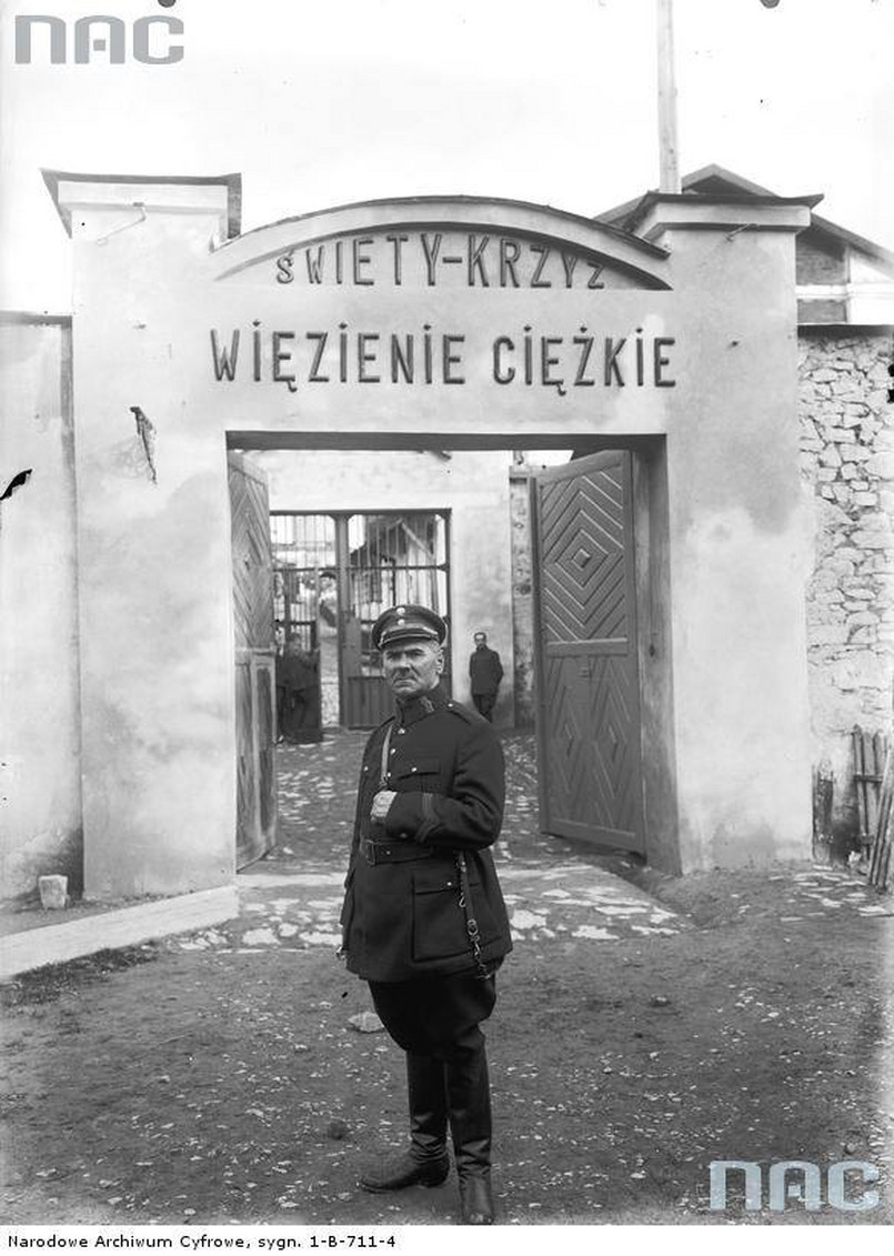 Strażnik przed wejściem do więzienia. Święty Krzyż, rok 1926 źródło: Narodowe Archiwum Cyfrowe