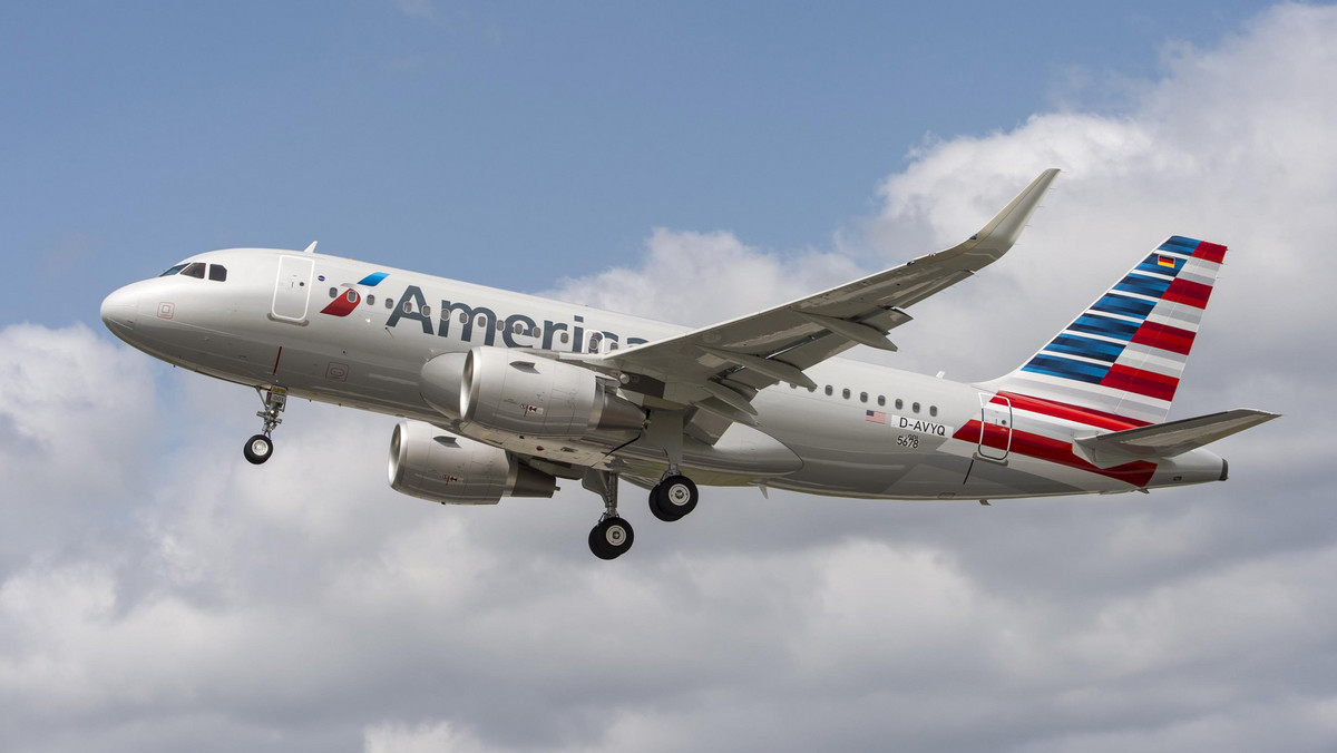 Lot 550 linii American Airlines z Phoenix do Bostonu musiał zmienić swoją trasę i został skierowany do miasta Syracuse w stanie Nowy York, po tym jak kapitan samolotu zasłabł i wkrótce potem zmarł.