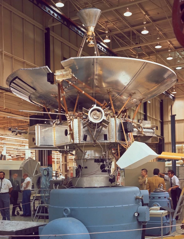 Pioneer 10 podczas końcowego etapu budowy