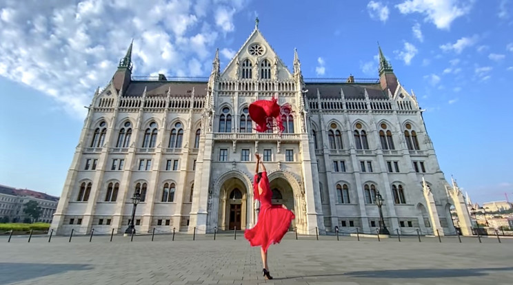 A kihalt Kossuth téren, a Parlament előtt is táncolt Zsófia