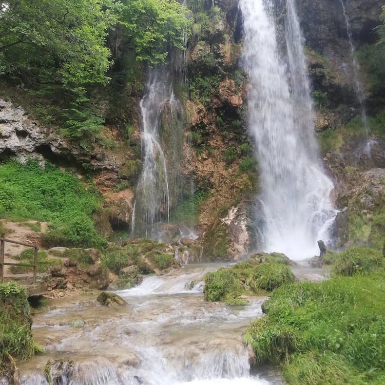 Verovanje kaže: Kad momak i devojka prođu kroz vodopad ostaće zauvek zajedno