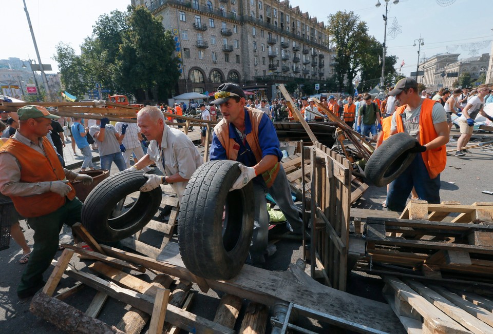 UKRAINE CRISIS  (Ukrainians clean the Maydan.)