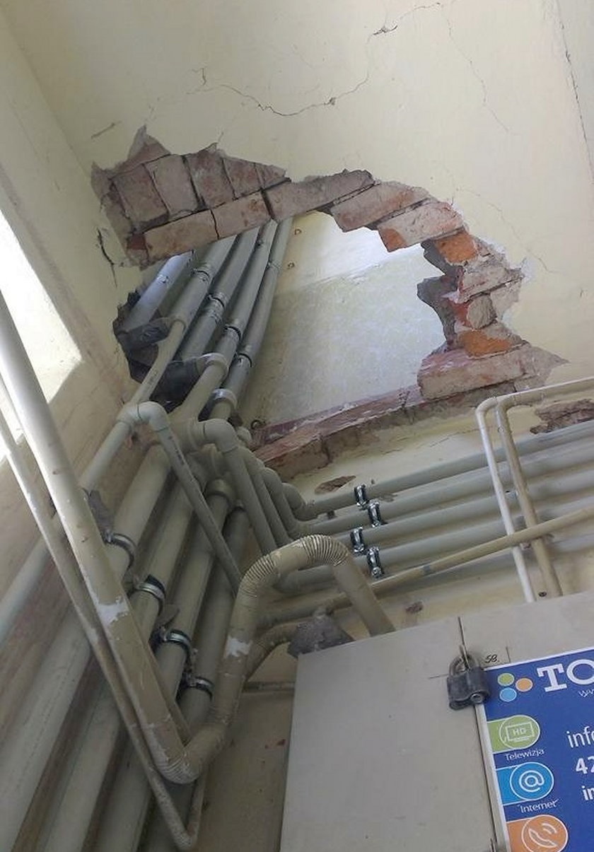 Zawalił się strop w klatce schodowej kamienicy przy Targowej 47
