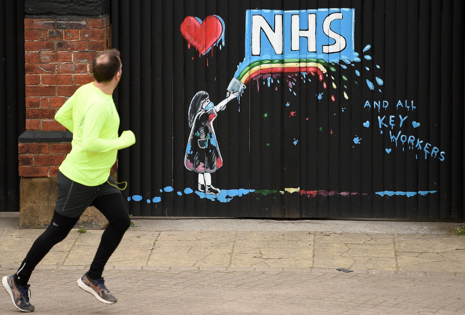 Logo NHS (brytyjskiej służby zdrowia) i tęcza, graffiti w południowej Anglii