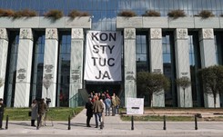 Baner 'Konstytucja' na gmachu Sądu Najwyższego. 'Za zgodą kierownictwa'