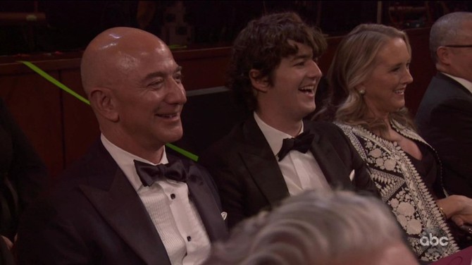 Bezos se kiselo smeškao iz publike 
