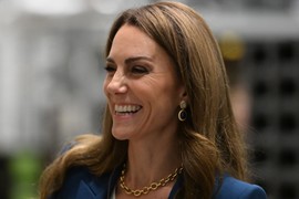 Kejt Midlton pokazala kako se nosi ODELO SA STAVOM: Sve oči su bile uprte u njenu ZLATNU OGRLICU - ovakav komad se ne viđa često