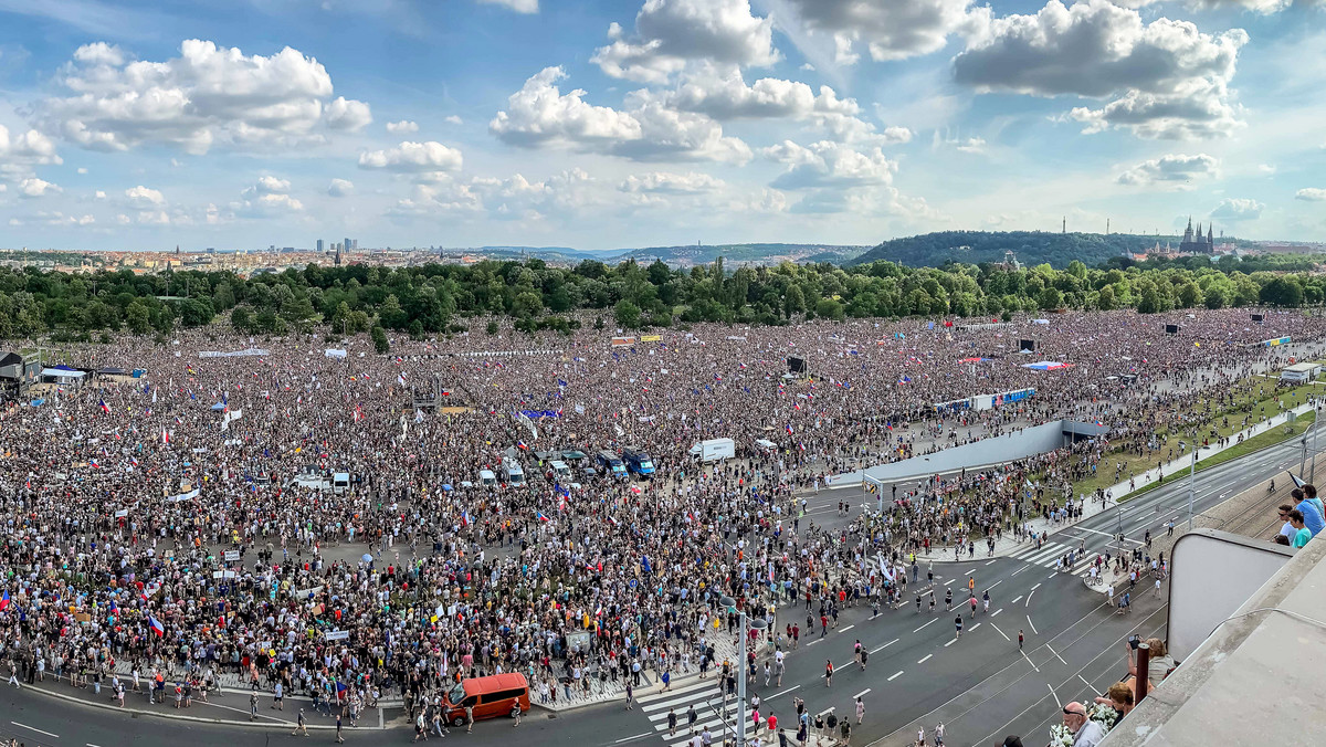Co najmniej 258 tys. osób protestowało wczoraj w Pradze przeciw premierowi Czech Andrejowi Babiszowi i minister sprawiedliwości Marie Beneszovej. Organizatorzy z inicjatywy "Milion chwil dla demokracji" zapewnili, że nie zamierzają tworzyć partii politycznej.