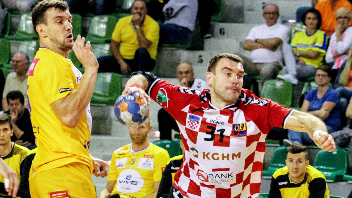 W rozegranym awansem meczu PGNiG Superligi piłkarze ręczni Vive Tauronu Kielce pewnie pokonali Chrobrego Głogów 33:23 (17:10). Mistrzowie Polski, przynajmniej tymczasowo, objęli prowadzenie w tabeli.