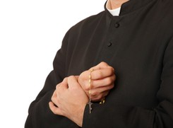 'Newsweek' o wstydliwych badaniach wśród księży: Ponad połowa łamie celibat