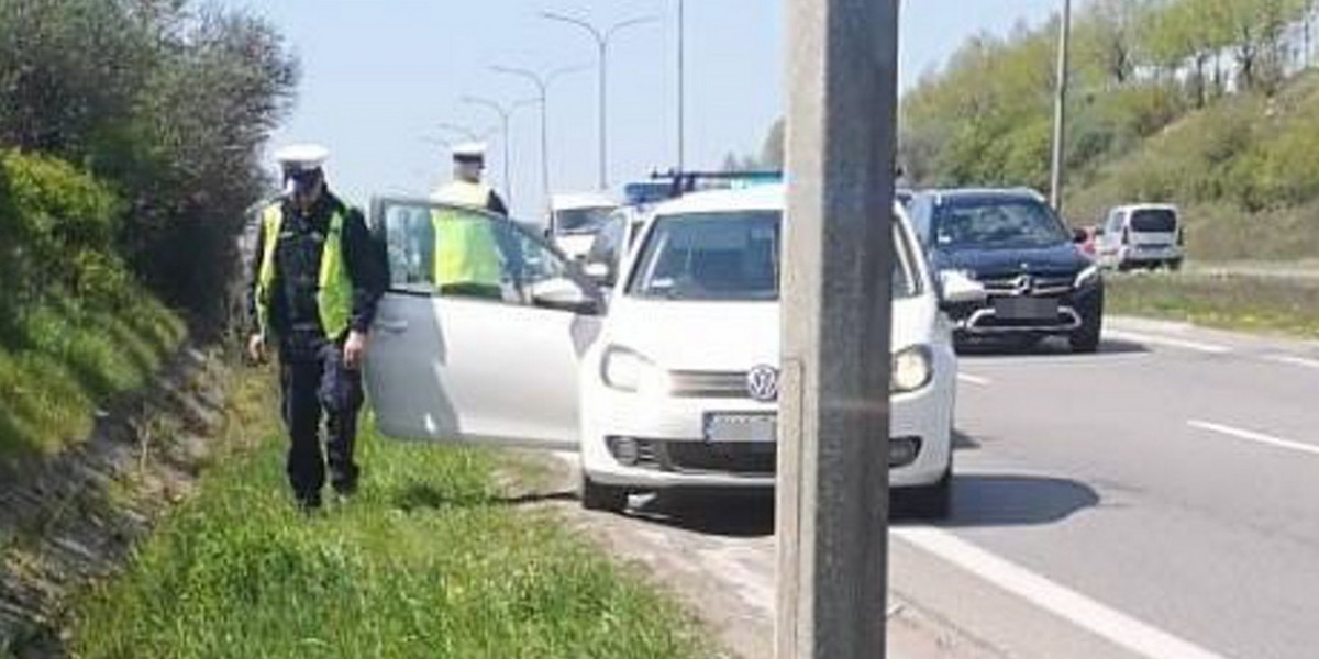 Kryminalni zareagowali, kiedy zobaczyli, że na al. Armii Krajowej w Gdańsku kierowca volkswagena nie trzyma się prostego toru ruchu i porusza się z małą prędkością, utrudniając innym jazdę. 
