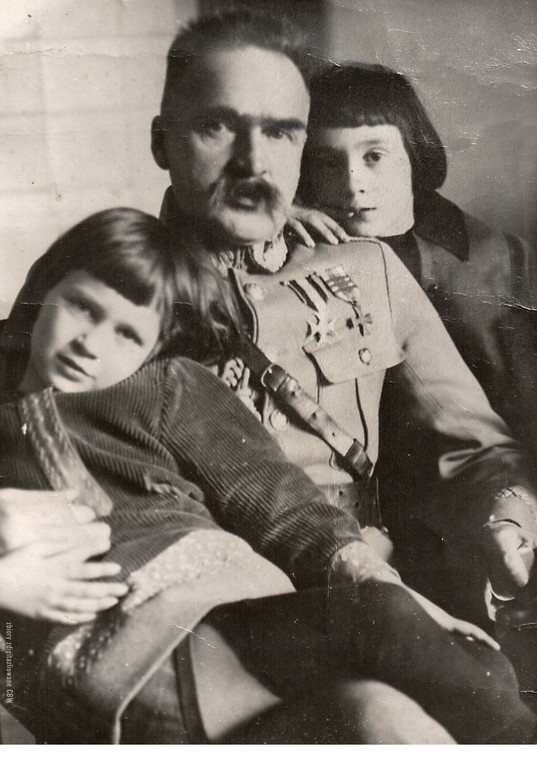 Józef Piłsudski z córkami Wandą i Jadwigą w Sulejówku, ok. 1926 r.