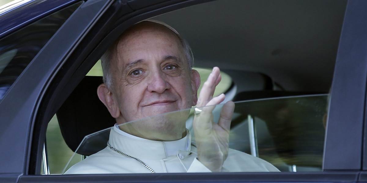 papież franciszek w samochodzie