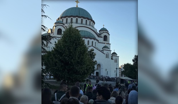 Nikolina Kovač ispred Hrama Svetog Save