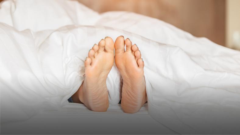 Dlaczego ludzie odsłaniają stopy podczas snu? Istnieje kilka powodów