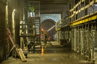 Budowa drugiej linii metra w Warszawie na ostatniej prostej. Trwają prace przy uszczelnianiu tuneli [ZDJĘCIA]