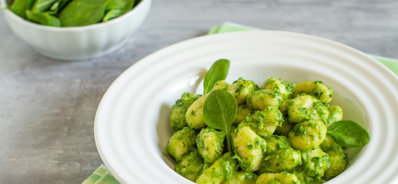 Pyszny obiad na sobotę. Podajemy przepis, Ty gotujesz. Gnocchi z pesto, czyli włoski smak