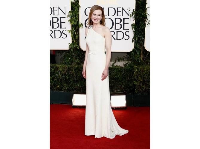 Nicole Kidman w swoim stylu: posągowa w białej i minimalnej sukni od Prady.