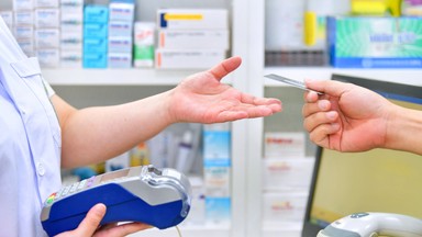 Klient zdemolował aptekę, bo farmaceuta poprosił go o założenie maseczki