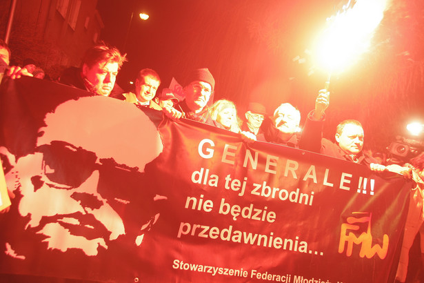 Demonstracja pod domem Wojciecha Jaruzelskiego w 26 rocznicę wprowadzenia stanu wojennego