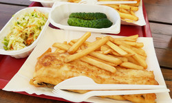 Dietetyk mówi, jaką rybę warto zjeść nad morzem, na Mazurach i w górach