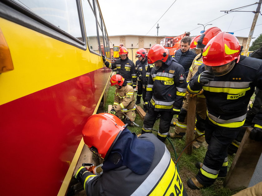 Strażacy i policjanci szkolą się w zajezdni tramwajowej