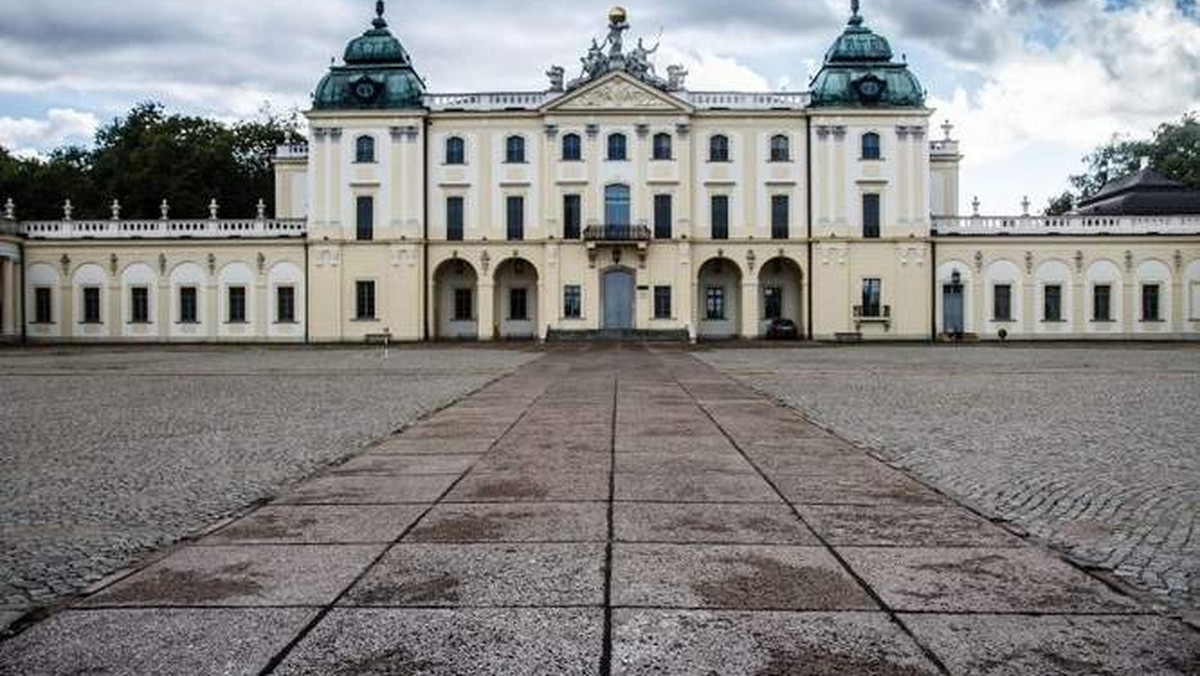 <a name="articleSummary"></a>Na ścianach Pałacu Branickich jest grzyb. Wszystko przez szwankujący system wentylacji. Uniwersytet Medyczny Białystok planuje remont wnętrz. Właśnie ogłosił przetarg na dokumentację projektową. Szykują się też zmiany przed pałacem. Wymieniana ma być nawierzchnia na dziedzińcu - informuje "Kurier Poranny"