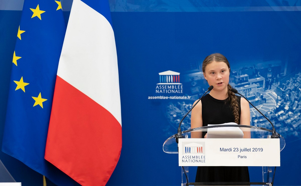 Wiele francuskich mediów cytuje wpis na Twitterze deputowanego skrajnie lewicowej Francji Nieujarzmionej Thibauta Le Gala, który po wtorkowym występie Grety Thunberg, młodej bojowniczki przeciw globalnemu ociepleniu, wezwał swych kolegów, by "wybrali między CETĄ a Gretą".