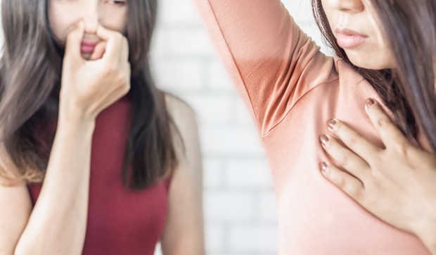 Miris znoja na sirće javlja se kao posledica ishrane, promene hormona, ali i bolesti 