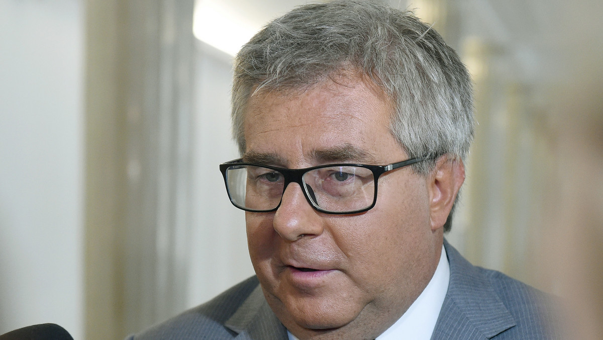 Prawica na pewno się nie podzieli - ocenił wiceprzewodniczący Parlamentu Europejskiego Ryszard Czarnecki. Dodał, że nie wierzy w powstanie partii prezydenckiej, ponieważ - jak powiedział - prezydent Andrzej Duda jest realistą i wie, że wyborcy Zjednoczonej Prawicy "nie chcą eksperymentów".