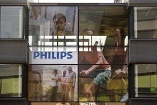 Akcjonariusze Philipsa przeciwko 1,8 mln euro premii dla prezesa. Firma straciła miliard euro