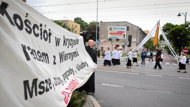 "Artystyczny happening" podczas procesji Bożego Ciała. Został zignorowany