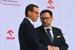 Premier Mateusz Morawiecki i prezes Orlenu Daniel Obajtek