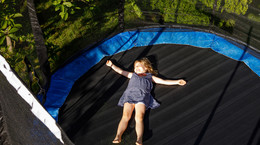 Najczęstsze urazy u dzieci na trampolinach. Jak ich uniknąć? Ortopeda radzi