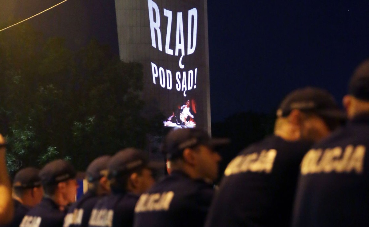 Akcja Łańcuch światła przed Sejmem