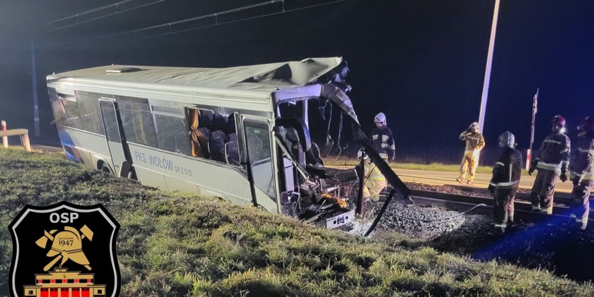 Tragedia na Dolnym Śląsku. Autobus szkolny zderzył się z pociągiem.